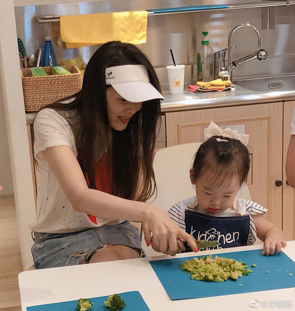 伊能静带女儿出行逛吃一天大手牵小手温馨有爱