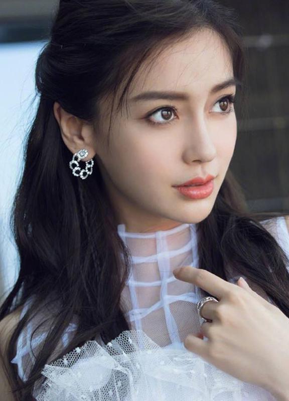 Angelababy的五官长得确实无可挑剔，可以说是360度无死角，基本上可以hold住大部分造型。