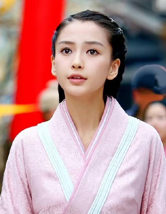 混血脸的Angelababy真的不适合演古装，虽然有着一张漂亮的脸蛋，可由于过于洋气，在古装剧里格格不入。