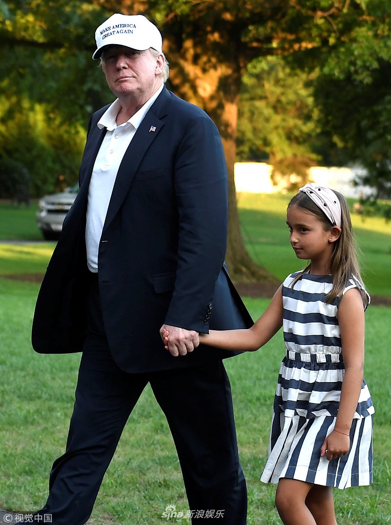特朗普手牵外孙女Arabella