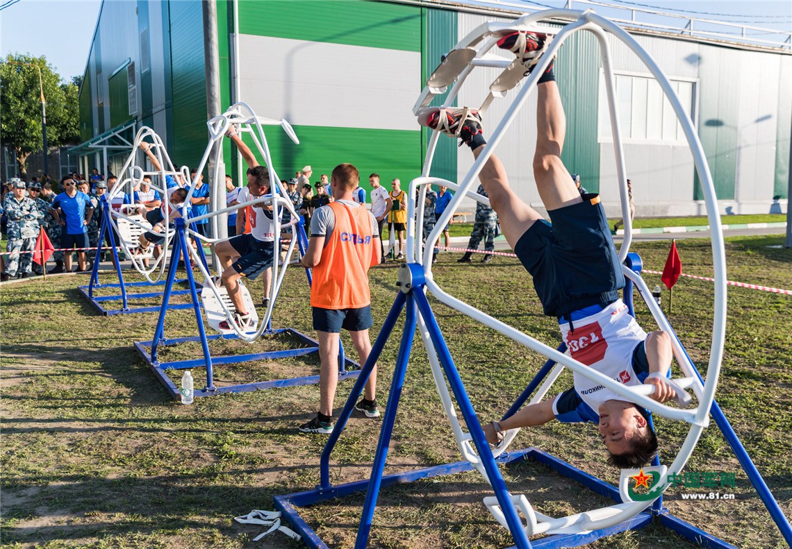 中国空军飞行员正在进行滚轮比赛.杨盼 摄