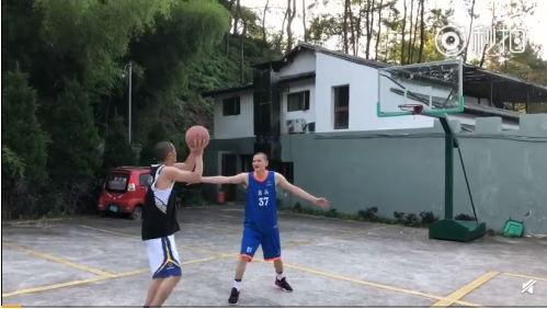 释明心1980年出生,身为"80后"的他酷爱打篮球,也喜欢在微博,微信,抖音