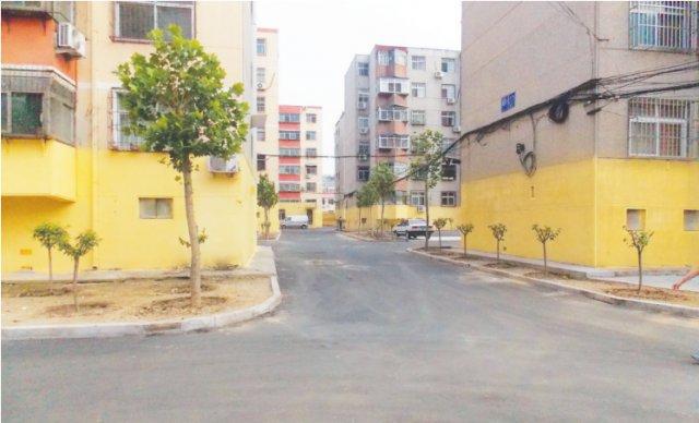 施工人员整修小区破损道路