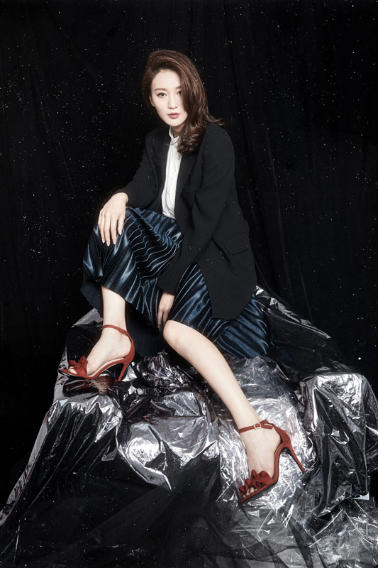 《猎毒人》侯梦莎黑纱遮面挑战高冷范 派头十足