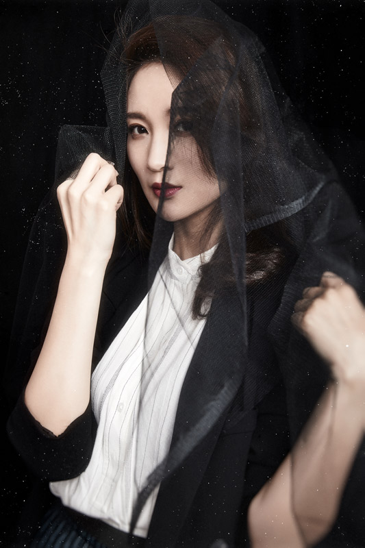 《猎毒人》侯梦莎黑纱遮面挑战高冷范 派头十足