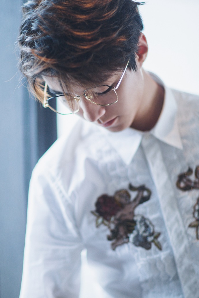 王俊凯戴金丝边眼镜王俊凯穿刺绣白衬衫王俊凯上演成熟诱惑王俊凯笑容