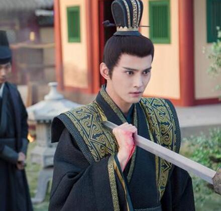 徐正溪在网剧《独孤天下》中饰演男二反派大火。