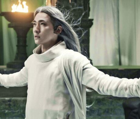 一身白衣再加上他的颜值，真心让人恨不起来，粉丝们都调侃“沈教授前30集白演了”。