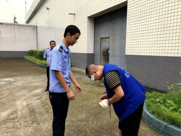 顧愛剛原標題:樂山男子喝醉後打民警砸警車 醒來已睡在看守所