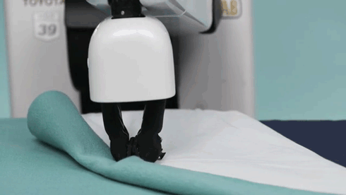 图：机器人模拟铺床（2倍速播放）