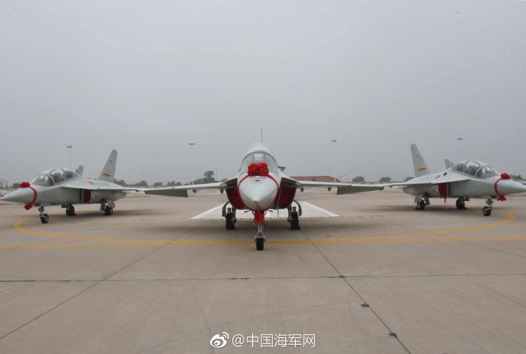 一次12架中国海军列装大批歼教10新型教练机