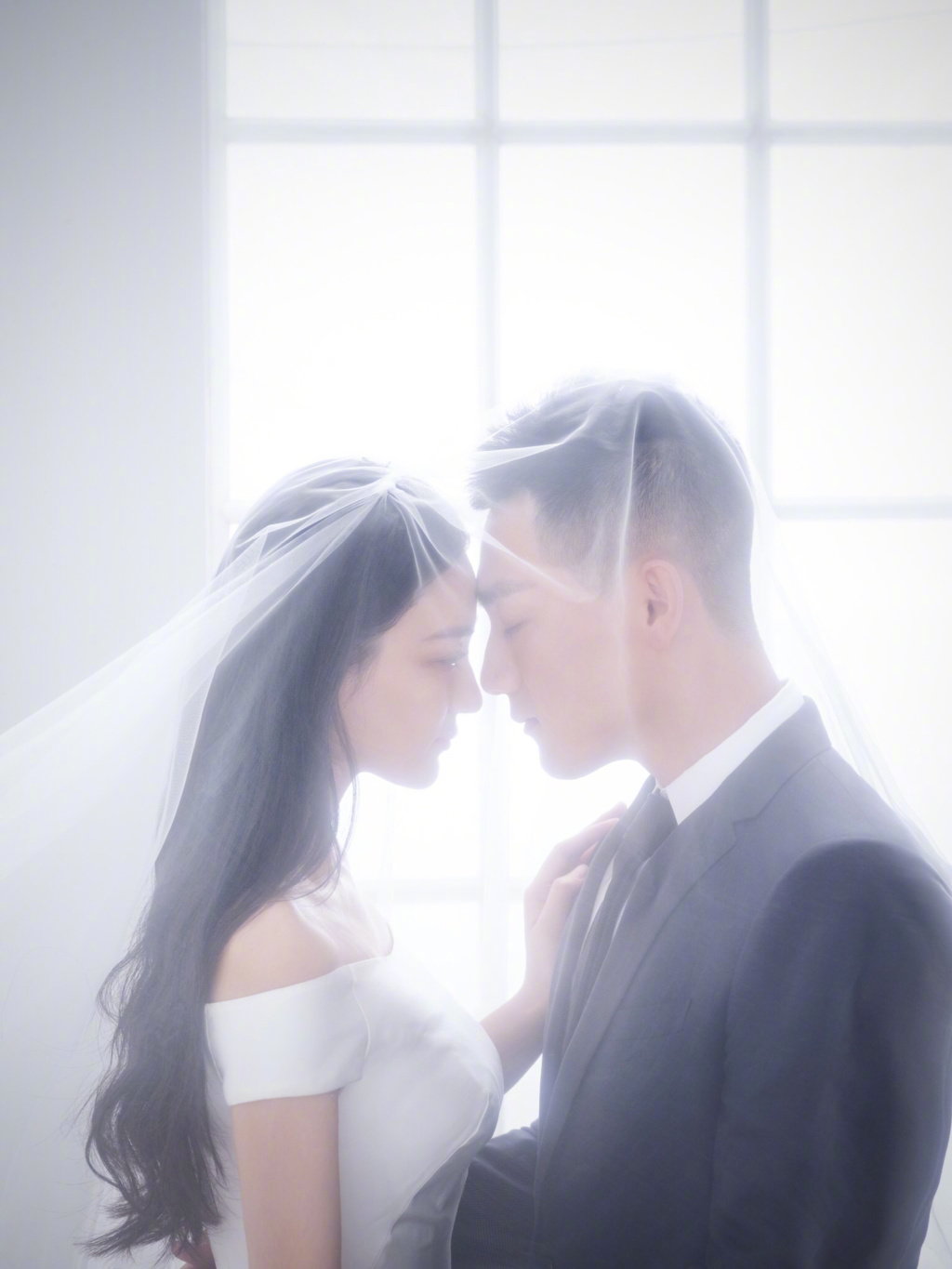 组图31岁张馨予宣布结婚男方帅气婚纱照结婚证钻戒全晒出