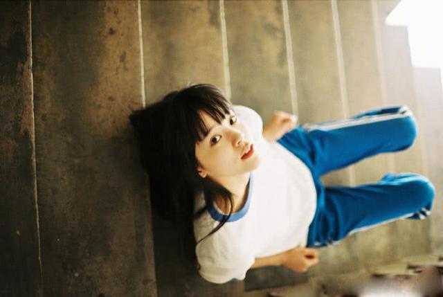 欧阳娜娜校服写真照曝光长发齐刘海清纯甜美直击宅男心