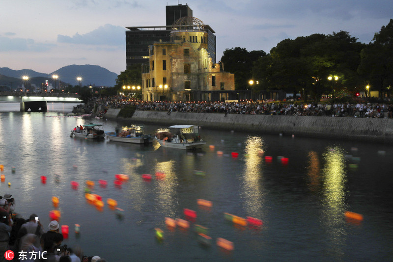 6 日本纪念原子弹爆炸73周年 民众放河灯为遇难者祈福