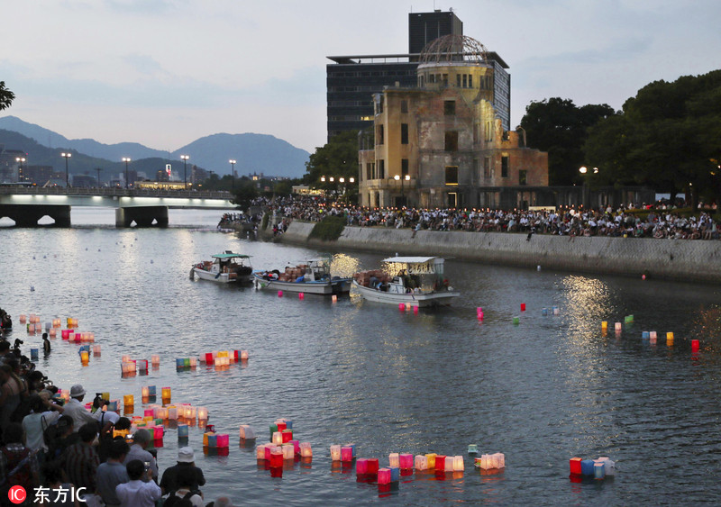 6 日本纪念原子弹爆炸73周年 民众放河灯为遇难者祈福