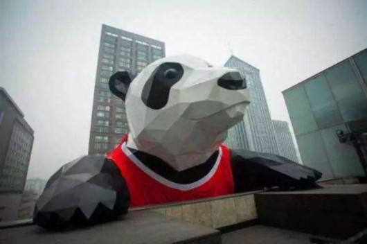 羞!成都春熙路那只网红爬墙熊猫又在当街洗澡了