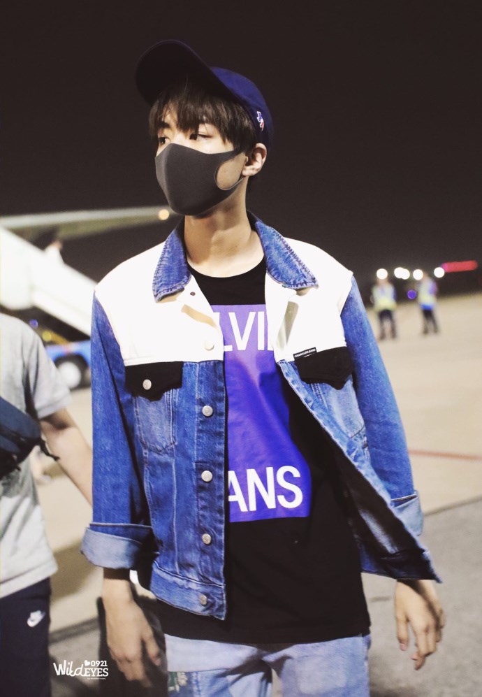 组图:王俊凯牛仔装现身机场 潇洒帅气少年感十足