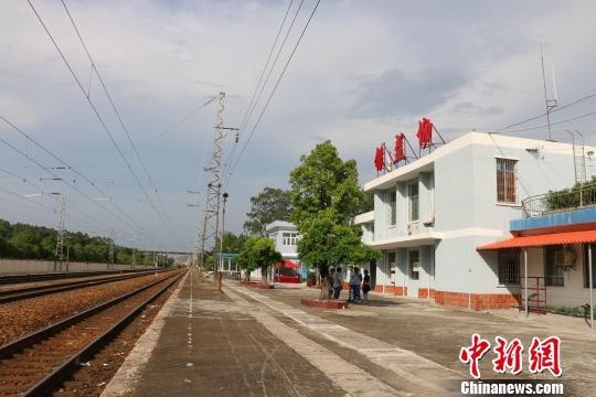 京广线源潭火车站 秦明明 摄