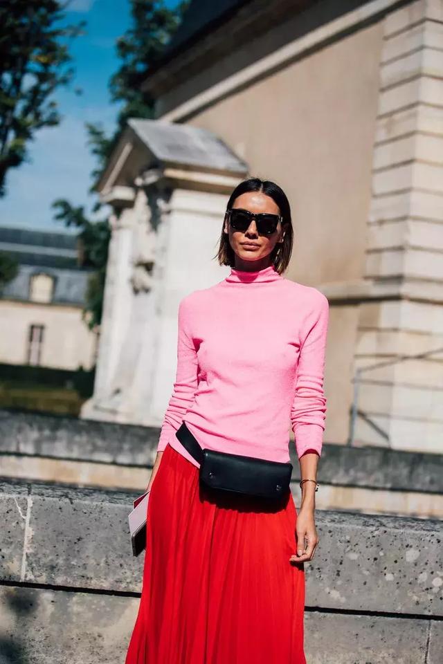 而在粉色系中,裸粉最为常见,也最适合各种肤色,在每年的街拍中有众多