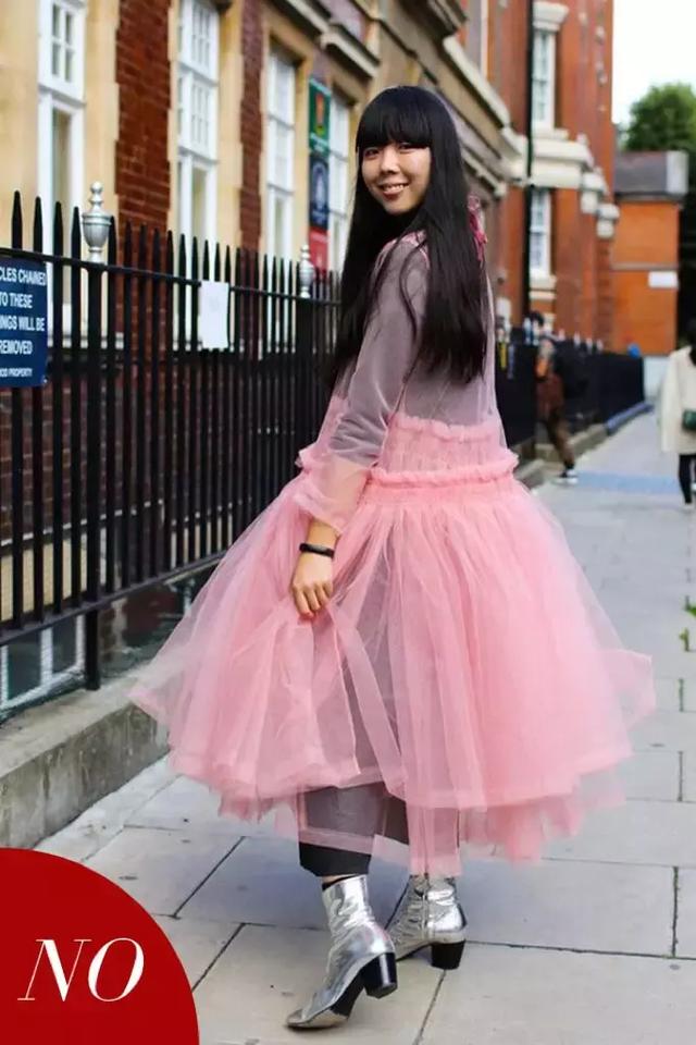 虽说粉色仙女纱裙浪漫至极,但是如果过于蓬松,看起来就很像热衷于cosplay公主的怪女孩。