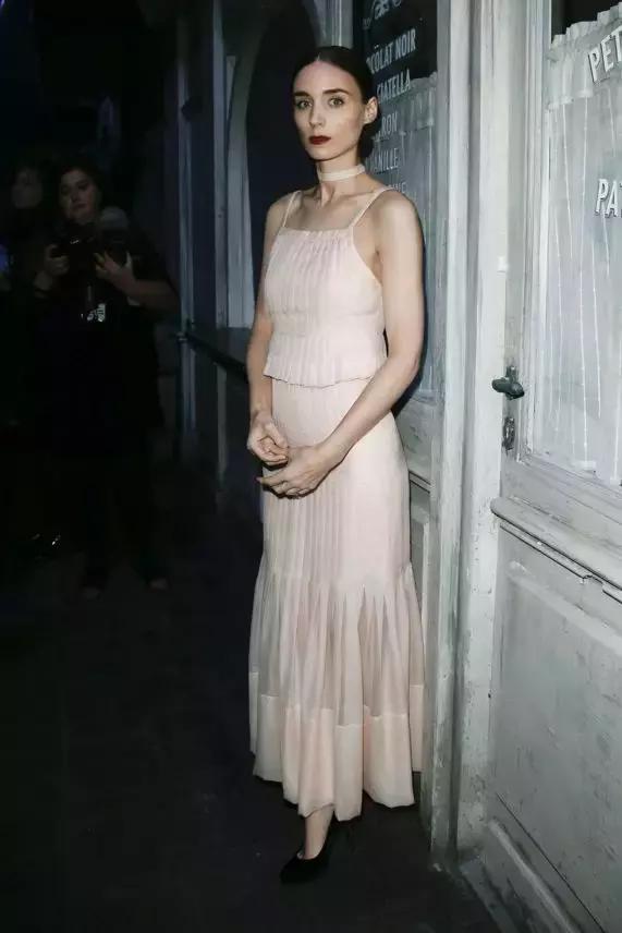 参加活动的Rooney Mara身着裸粉套装,腰线分明,外加同色choker修饰,让160cm的她看起来十分高挑亮眼。