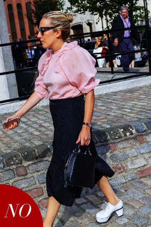 对于上身偏胖的小姐姐来说,上装要尽量简洁,过多装饰只会增加上半身体积感,看起来臃肿。