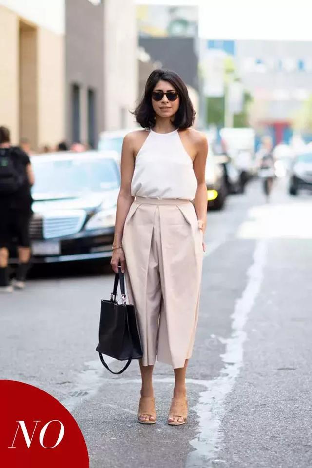 当阔腿裤形状过于挺括时,身高不仅瞬间被吃了几厘米,且十分显壮。