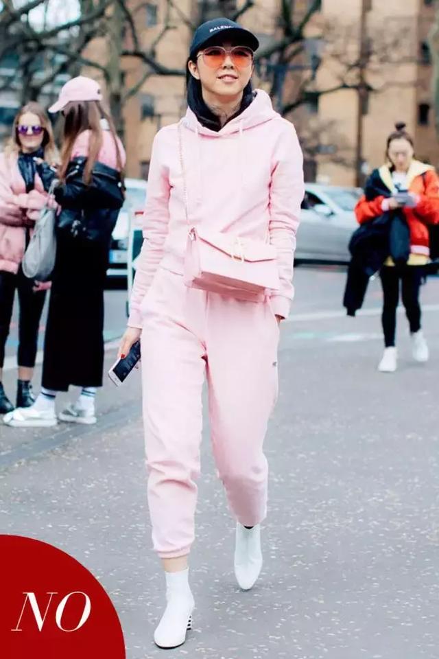 这是一身让人摸不着头脑的粉色单品,眼花缭乱,毫无层次感。