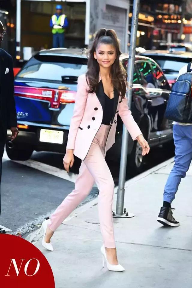 过于修身的粉色套装不仅与“时髦”,“高级”不搭边,甚至还有隐隐的廉价感,Zendaya已为我们验证了。