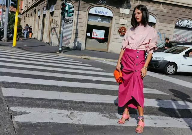 一深一浅的粉色搭配也出彩,选择不同色度的粉色,穿出层次感,看起来更有趣。