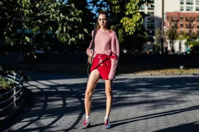 虽说粉色与中性颜色很好搭配,但是如果想看起来更精致高级点,那么试试同色系搭配。