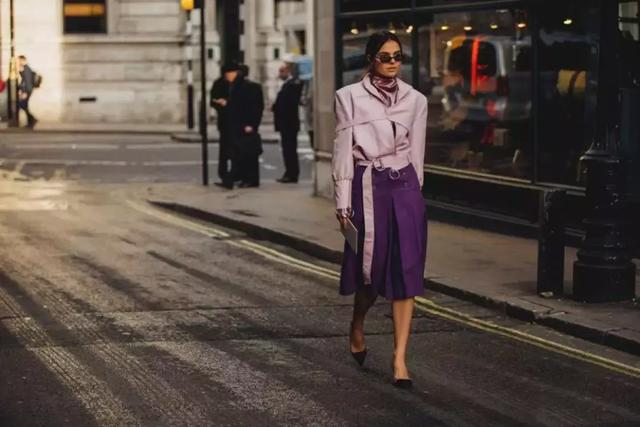 紫色+裸粉,干练沉稳。