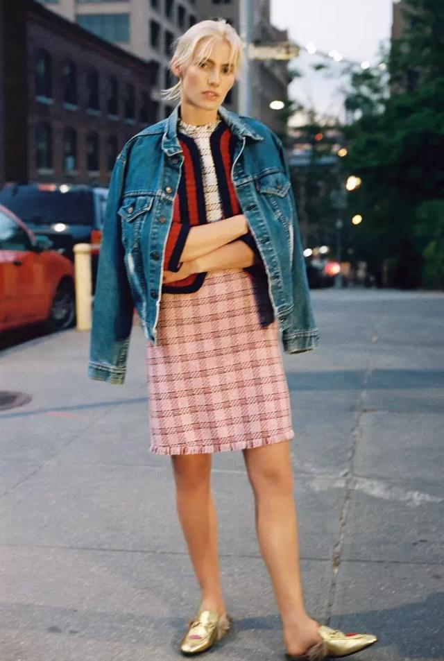 近几年一直火热的格纹元素也与裸粉十分搭,两者组合,优雅与复古感瞬间齐齐上线。