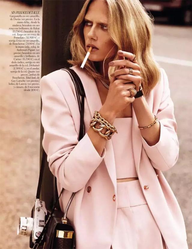 All Pink的组合会让粉色显得更高级,更有质感。这是西班牙版《VOGUE》的大片,摄影师:Alvaro Beamud Cortes。