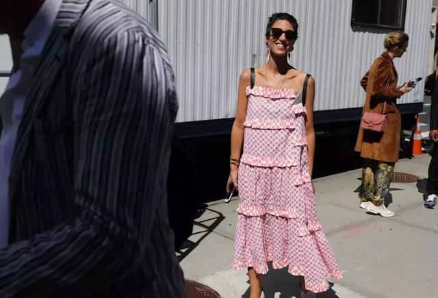 波点元素可以增加俏皮感,减龄,穿在42岁的时尚圈女强人Yasmin Sewell身上竟然毫无违和感。