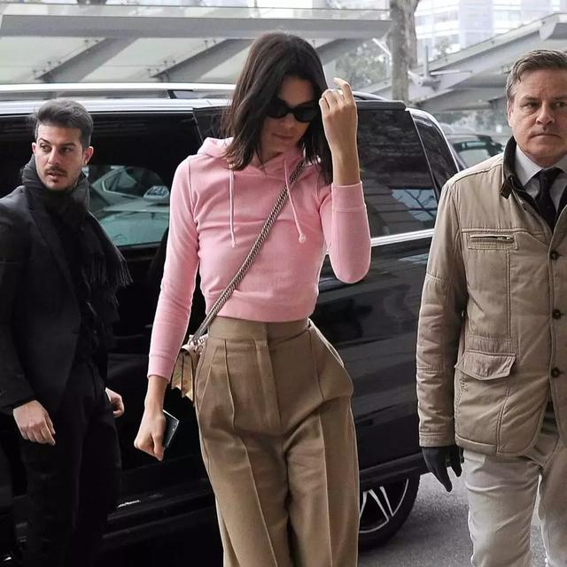 粉色连帽衣搭配休闲裤的Kendall看起来随性自然。