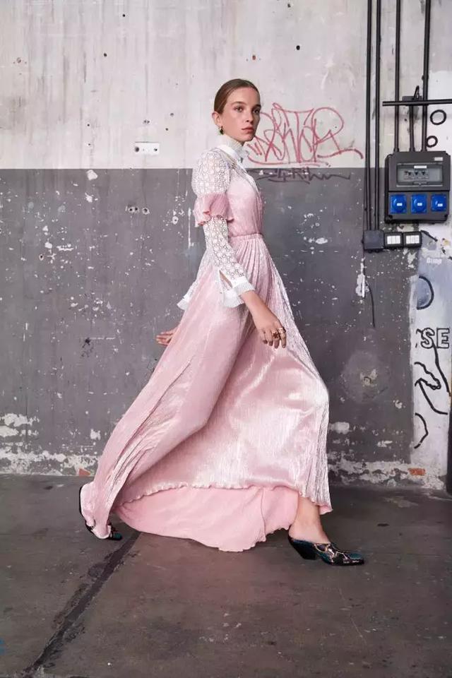 它还可以与其他单品轻松搭配,简单的内搭,就能让色彩看起来更丰富。