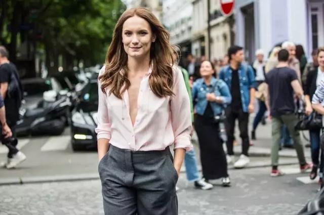 小胸姑娘不妨大胆尝试衬衫少扣几颗纽扣,让身材更加迷人了。