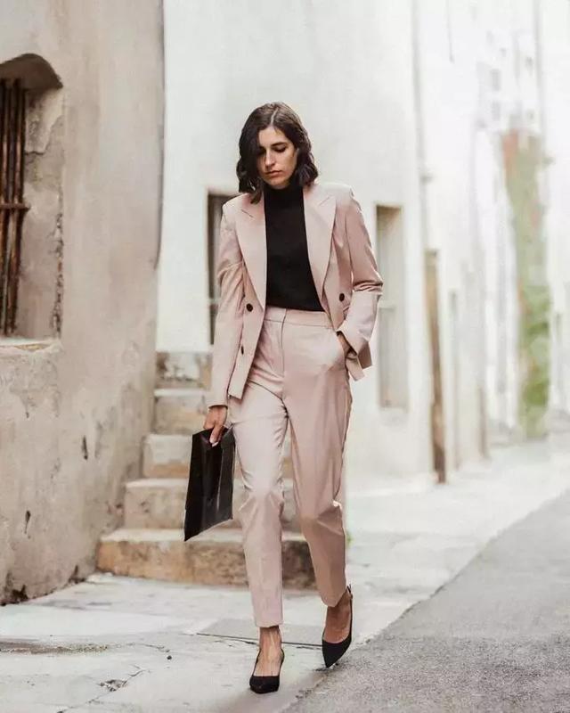 如果懒于搭配,那么直接穿套装好了,黑色内搭与高跟鞋会是不错的partner,能够平衡粉色带来的软萌。