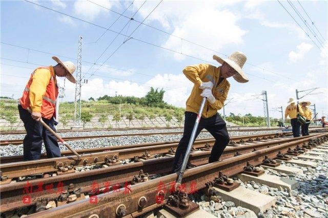 在 46°C 的铁轨上巡检线路
