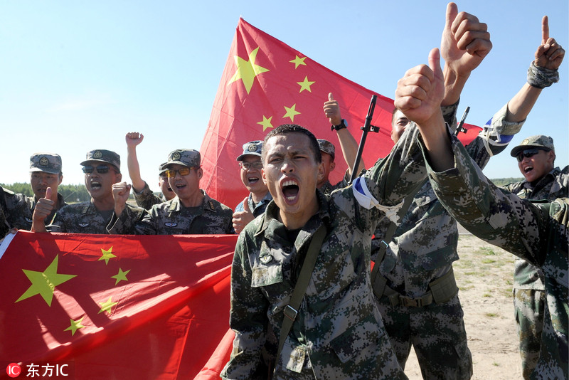 4 国际军事比赛继续进行 中国狙击手挥舞国旗参加接力赛