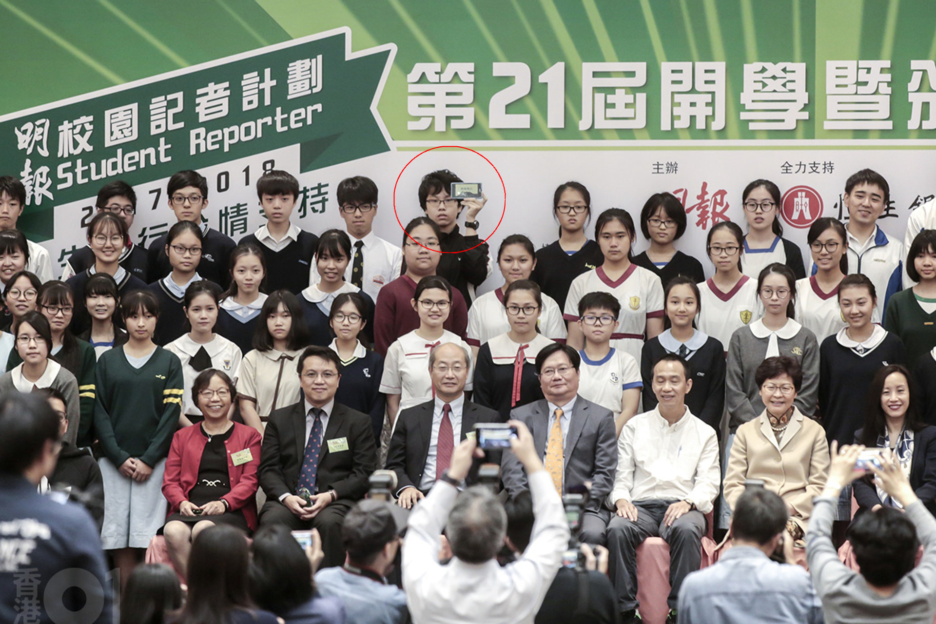 另据香港"东网"报道,警方逮捕刘康时,从他随身携带的背包中搜出的物品