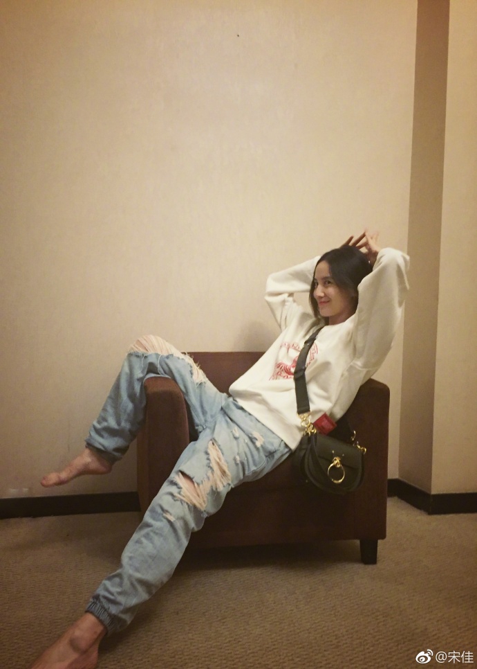 宋佳赤足在沙发上随性斜坐 撩动秀发尽显慵懒气质