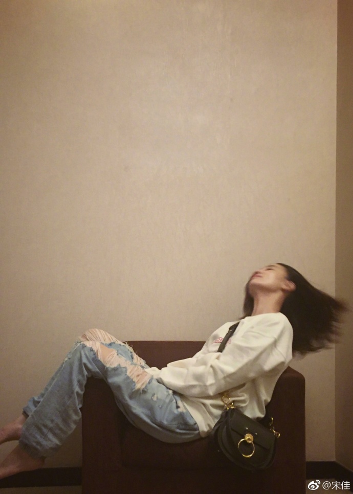 宋佳赤足在沙发上随性斜坐 撩动秀发尽显慵懒气质