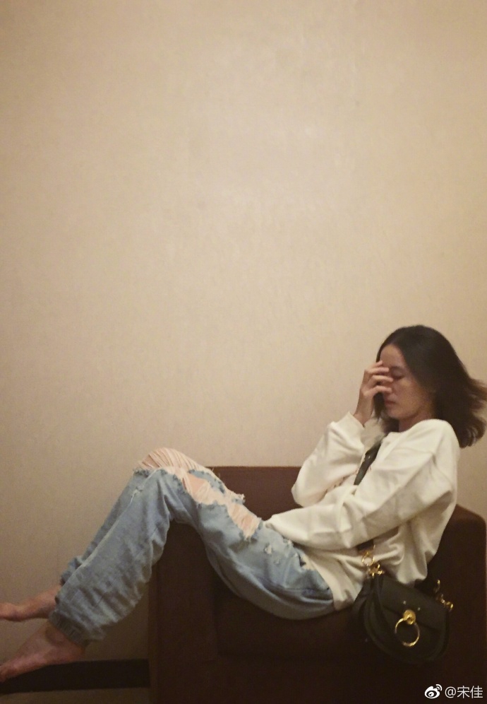 宋佳在沙发上随性斜坐