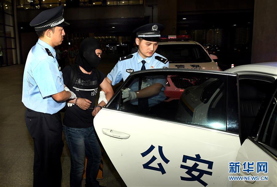 8月7日,民警将犯罪嫌疑人侬某押上警车带离上海浦东国际机场.