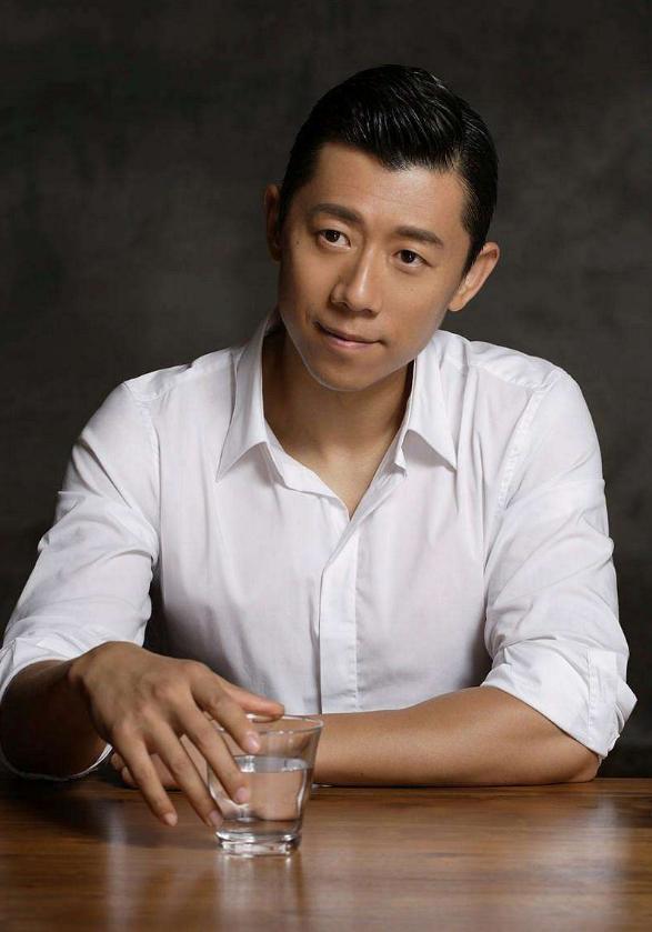 《独自等待》等,其中《阳光灿烂的日子》获得多次"最佳男演员"的殊荣