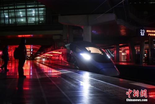 资料图：今年2月，京津城际首趟“复兴号”开路车从北京南站正式启程。中新网记者 翟璐 摄