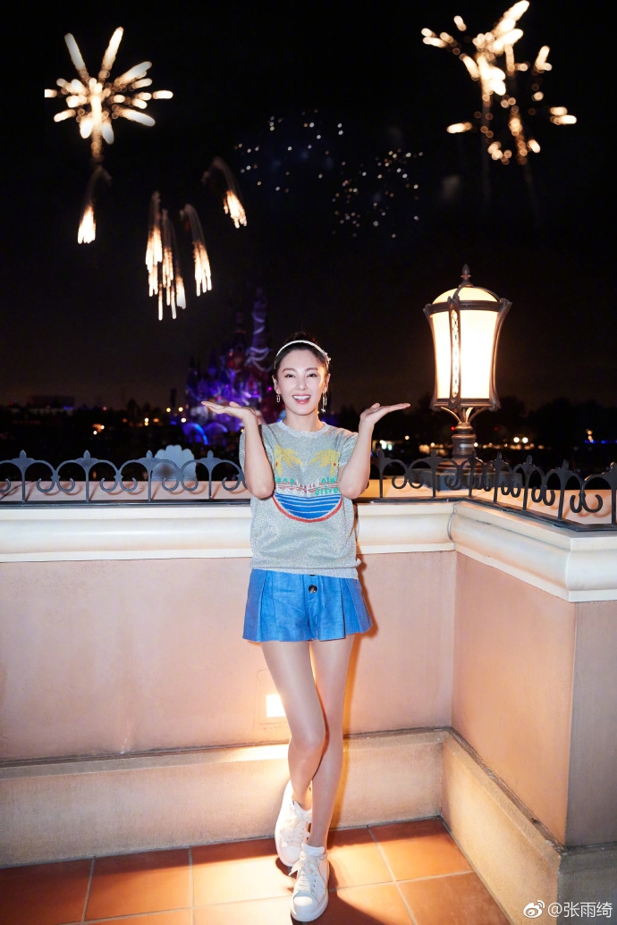 张雨绮晒迪士尼游玩美照比心卖萌满满少女心