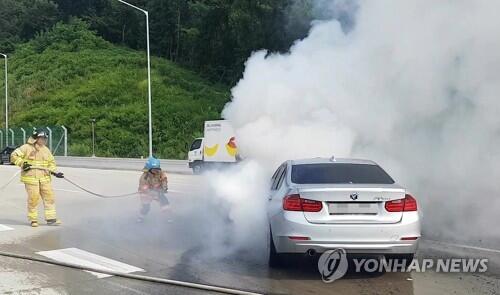 图注：8月9日上午8时50分许，一辆320d宝马车在韩国京畿道义王市的一高速公路上起火。